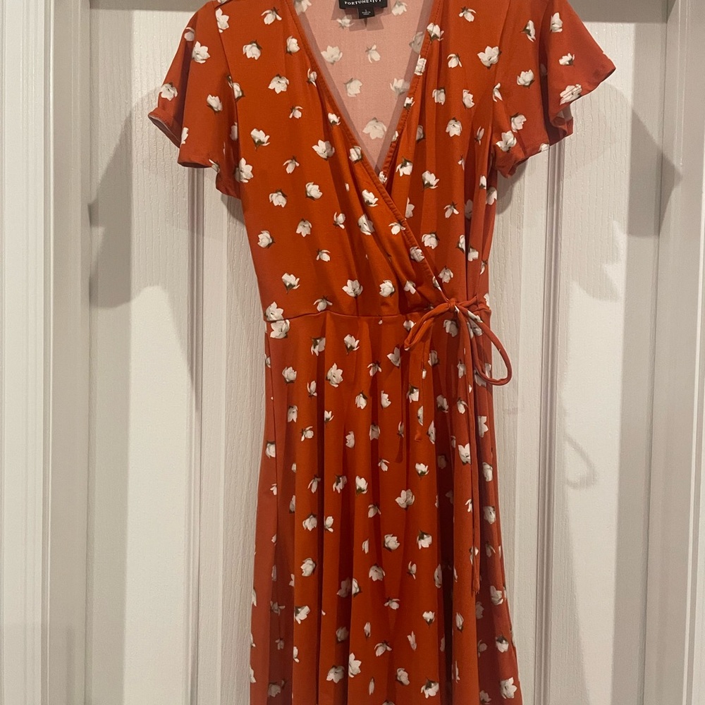 Chic Floral Midi Wrap Dress in Rust